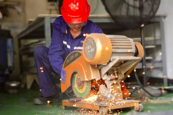 奮戰(zhàn)驕陽下致敬中偉人|寧鄉(xiāng)產業(yè)基地員工戰(zhàn)高溫亮口號